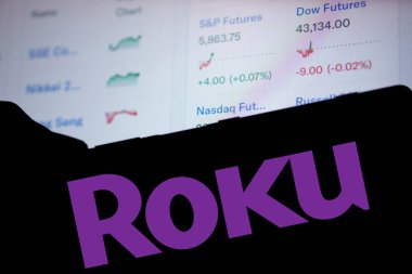 Dhaka, Bangladeş - 24 Ekim 2024: Roku logosu akıllı telefonda sergileniyor.