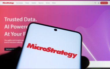 Dhaka, Bangladeş - 24 Ekim 2024: MikroStrateji logosu akıllı telefonda gösteriliyor.