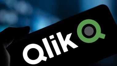 Dhaka, Bangladeş - 24 Ekim 2024: Qlik logosu akıllı telefonda sergileniyor.