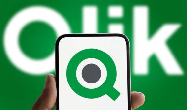 Dhaka, Bangladeş - 24 Ekim 2024: Qlik logosu akıllı telefonda sergileniyor.