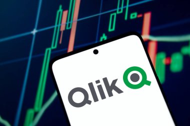 Dhaka, Bangladeş - 24 Ekim 2024: Qlik logosu akıllı telefonda sergileniyor.