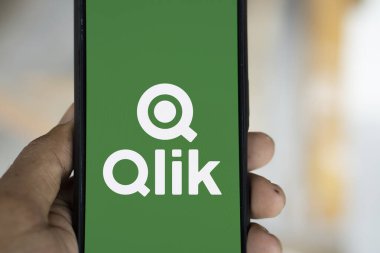Dhaka, Bangladeş - 24 Ekim 2024: Qlik logosu akıllı telefonda sergileniyor.
