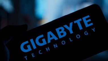 Dhaka, Bangladeş - 24 Ekim 2024: Gigabyte logosu akıllı telefonda gösteriliyor.