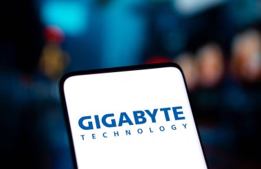 Dhaka, Bangladeş - 24 Ekim 2024: Gigabyte logosu akıllı telefonda gösteriliyor.