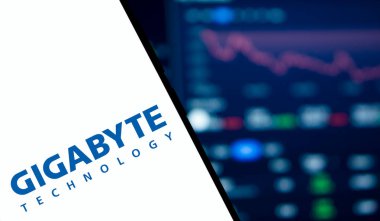 Dhaka, Bangladeş - 24 Ekim 2024: Gigabyte logosu akıllı telefonda gösteriliyor.