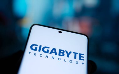 Dhaka, Bangladeş - 24 Ekim 2024: Gigabyte logosu akıllı telefonda gösteriliyor.