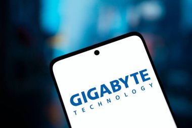 Dhaka, Bangladeş - 24 Ekim 2024: Gigabyte logosu akıllı telefonda gösteriliyor.