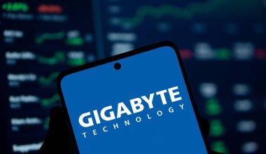 Dhaka, Bangladeş - 24 Ekim 2024: Gigabyte logosu akıllı telefonda gösteriliyor.