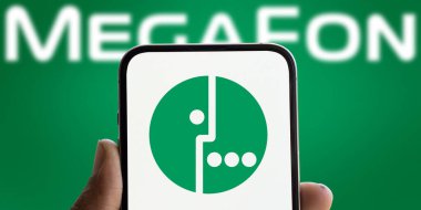 Dhaka, Bangladeş - 24 Ekim 2024: MegaFon logosu akıllı telefonda sergilenmektedir. MegaFon bir cep telefonu operatörü.