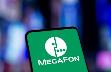 Dhaka, Bangladeş - 24 Ekim 2024: MegaFon logosu akıllı telefonda sergilenmektedir. MegaFon bir cep telefonu operatörü.