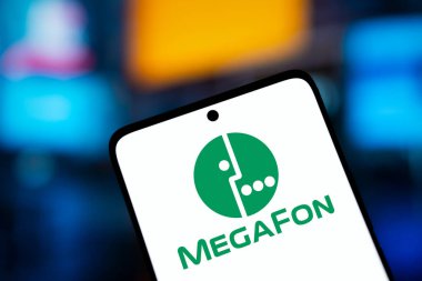 Dhaka, Bangladeş - 24 Ekim 2024: MegaFon logosu akıllı telefonda sergilenmektedir. MegaFon bir cep telefonu operatörü.