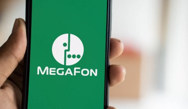 Dhaka, Bangladeş - 24 Ekim 2024: MegaFon logosu akıllı telefonda sergilenmektedir. MegaFon bir cep telefonu operatörü.