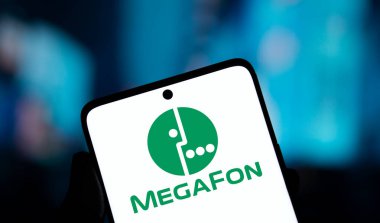 Dhaka, Bangladeş - 24 Ekim 2024: MegaFon logosu akıllı telefonda sergilenmektedir. MegaFon bir cep telefonu operatörü.