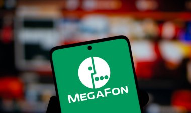 Dhaka, Bangladeş - 24 Ekim 2024: MegaFon logosu akıllı telefonda sergilenmektedir. MegaFon bir cep telefonu operatörü.