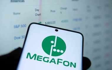 Dhaka, Bangladeş - 24 Ekim 2024: MegaFon logosu akıllı telefonda sergilenmektedir. MegaFon bir cep telefonu operatörü.