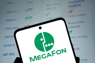 Dhaka, Bangladeş - 24 Ekim 2024: MegaFon logosu akıllı telefonda sergilenmektedir. MegaFon bir cep telefonu operatörü.