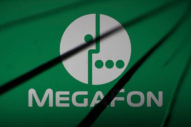 Dhaka, Bangladeş - 24 Ekim 2024: MegaFon logosu kırık camlarda görülebilir. MegaFon bir cep telefonu operatörü.
