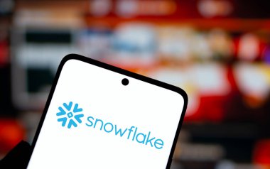 Dhaka, Bangladeş - 24 Ekim 2024: Snowflake logosu akıllı telefonda gösteriliyor.