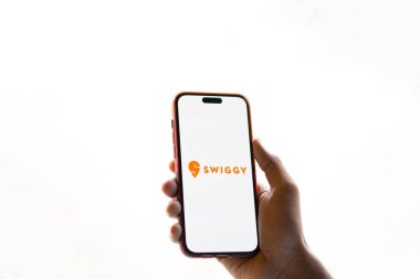 Dhaka, Bangladeş - 25 Ekim 2024: Swiggy logosu akıllı telefonda sergilenmektedir. Swiggy internetten yemek sipariş eden ve teslimat yapan bir Hint şirketi..