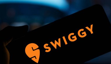 Dhaka, Bangladeş - 25 Ekim 2024: Swiggy logosu akıllı telefonda sergilenmektedir. Swiggy internetten yemek sipariş eden ve teslimat yapan bir Hint şirketi..