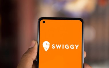 Dhaka, Bangladeş - 25 Ekim 2024: Swiggy logosu akıllı telefonda sergilenmektedir. Swiggy internetten yemek sipariş eden ve teslimat yapan bir Hint şirketi..