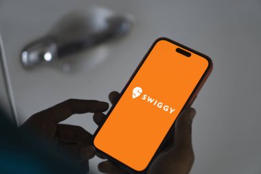Dhaka, Bangladeş - 25 Ekim 2024: Swiggy logosu akıllı telefonda sergilenmektedir. Swiggy internetten yemek sipariş eden ve teslimat yapan bir Hint şirketi..