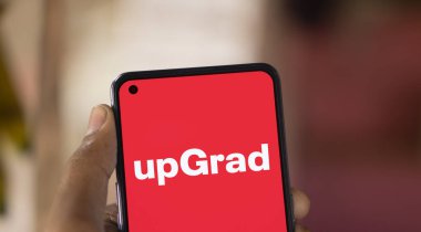 Dhaka, Bangladeş - 25 Ekim 2024: Akıllı telefonda yükseltilmiş logo gösteriliyor.