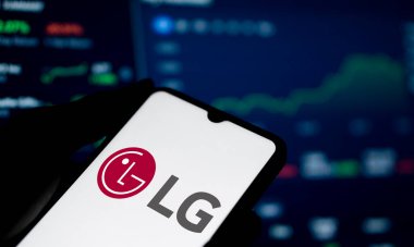 Dhaka, Bangladeş - 26 Ekim 2024: LG logosu akıllı telefonda gösteriliyor.