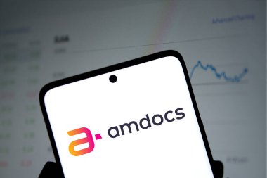 Dhaka, Bangladeş - 26 Ekim 2024: Amdocs logosu akıllı telefonda sergilenmektedir. Amdocs Limited çok uluslu bir telekomünikasyon teknoloji şirketidir..