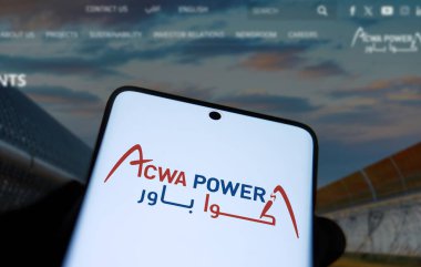 Dhaka, Bangladeş - 26 Ekim 2024: Acwa Power logosu akıllı telefonda gösteriliyor.