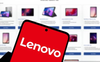 Dhaka, Bangladeş - 26 Ekim 2024: Lenovo logosu akıllı telefonda sergileniyor.
