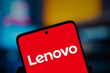 Dhaka, Bangladeş - 26 Ekim 2024: Lenovo logosu akıllı telefonda sergileniyor.