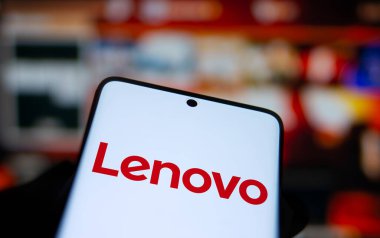 Dhaka, Bangladeş - 26 Ekim 2024: Lenovo logosu akıllı telefonda sergileniyor.
