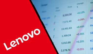 Dhaka, Bangladeş - 26 Ekim 2024: Lenovo logosu akıllı telefonda sergileniyor.