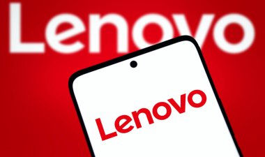 Dhaka, Bangladeş - 26 Ekim 2024: Lenovo logosu akıllı telefonda sergileniyor.