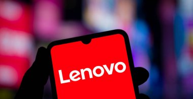 Dhaka, Bangladeş - 26 Ekim 2024: Lenovo logosu akıllı telefonda sergileniyor.
