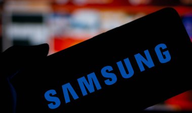 Dhaka, Bangladeş - 26 Ekim 2024: Samsung logosu akıllı telefonda sergileniyor.