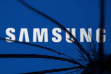 Dhaka, Bangladeş - 26 Ekim 2024: Samsung logosu kırık camda görünüyor.