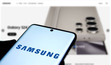 Dhaka, Bangladeş - 26 Ekim 2024: Samsung logosu akıllı telefonda sergileniyor.