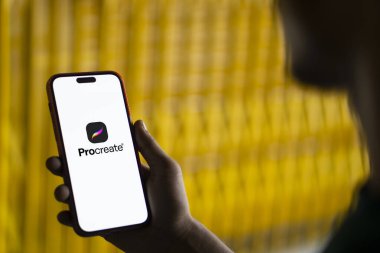 Dhaka, Bangladeş - 31 Ekim 2024: Akıllı telefonda üreme logosu gösteriliyor. Üreme bir raster grafik düzenleyici uygulamasıdır.