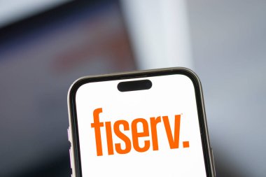 Dhaka, Bangladeş - 31 Ekim 2024: Fiserv logosu akıllı telefonda sergileniyor.