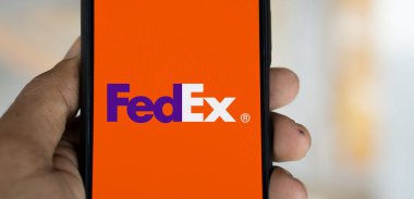 Dhaka, Bangladeş - 01 Kasım 2024: FedEx logosu akıllı telefonda gösteriliyor.