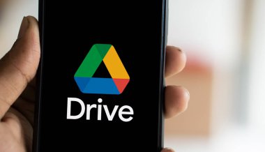 Dhaka, Bangladeş - 02 Kasım 2024: Google Drive logosu akıllı telefonda gösteriliyor.