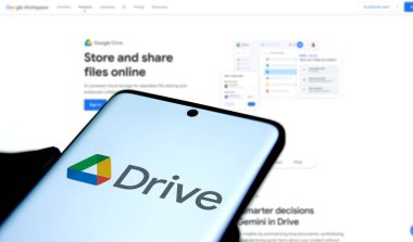 Dhaka, Bangladeş - 02 Kasım 2024: Google Drive logosu akıllı telefonda gösteriliyor.