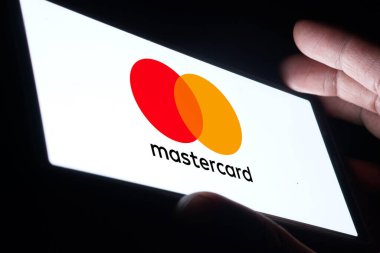 Dhaka, Bangladeş - 02 Kasım 2024: Mastercard logosu akıllı telefonda gösteriliyor.