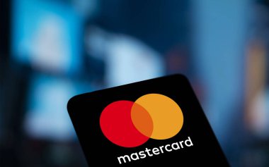 Dhaka, Bangladeş - 02 Kasım 2024: Mastercard logosu akıllı telefonda gösteriliyor.