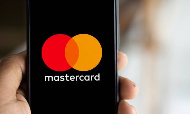 Dhaka, Bangladeş - 02 Kasım 2024: Mastercard logosu akıllı telefonda gösteriliyor.
