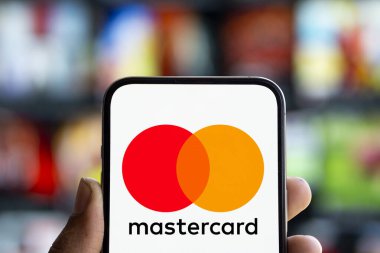 Dhaka, Bangladeş - 02 Kasım 2024: Mastercard logosu akıllı telefonda gösteriliyor.