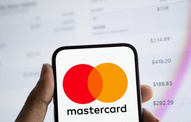 Dhaka, Bangladeş - 02 Kasım 2024: Mastercard logosu akıllı telefonda gösteriliyor.