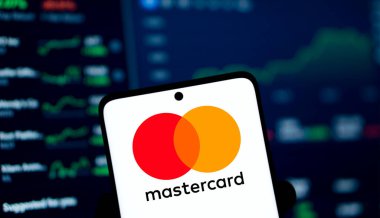 Dhaka, Bangladeş - 02 Kasım 2024: Mastercard logosu akıllı telefonda gösteriliyor.